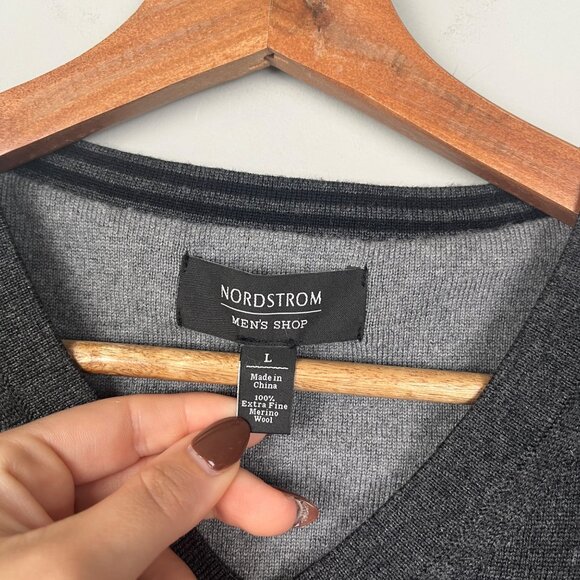Nordstrom Men's Gray Sweater Vest 100% Extra Fine Merino Wool V Neck Vest Sz. L - Picture 4 of 5